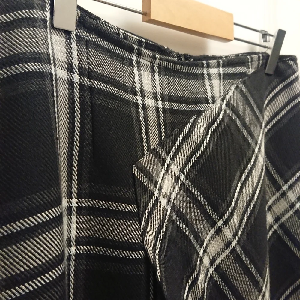 Black & grey plaid skirt - Picture 5 of 8